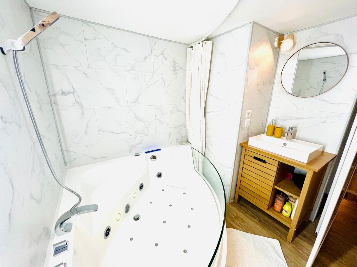 Duplex-Ceiling Height 1,9M-Free Private Parking-Self Check In !! Duplex Climatise-Hauteur Sous Plafond 1,9M-Parking Prive Gratuit-Arrivee Autonome !! Avinyon Dış mekan fotoğraf